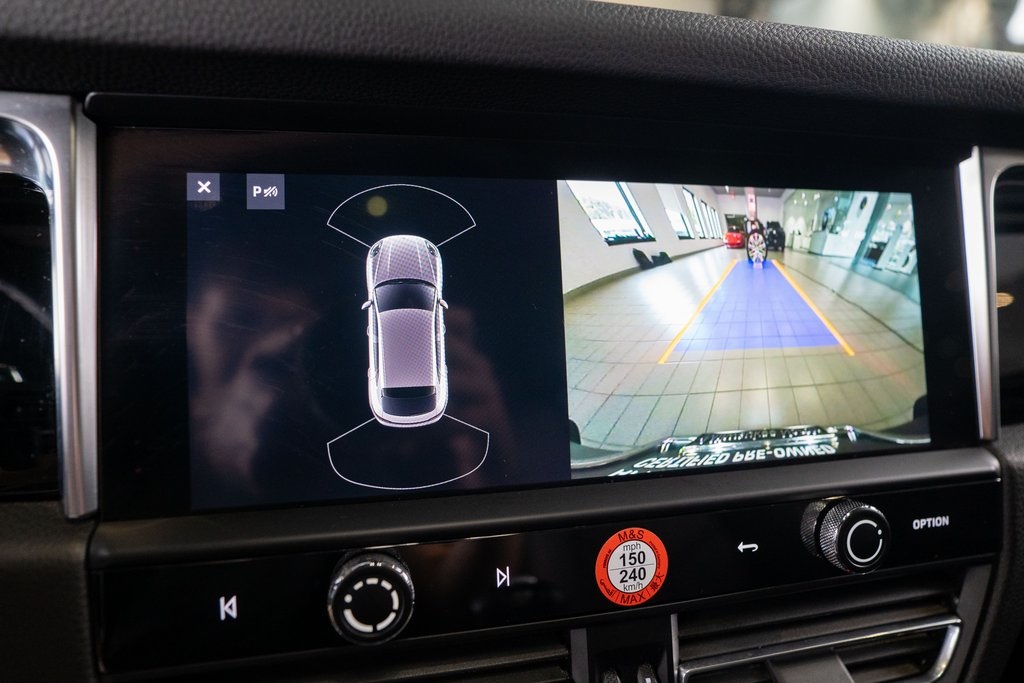 2022 Porsche Macan Base Image 22 of 38