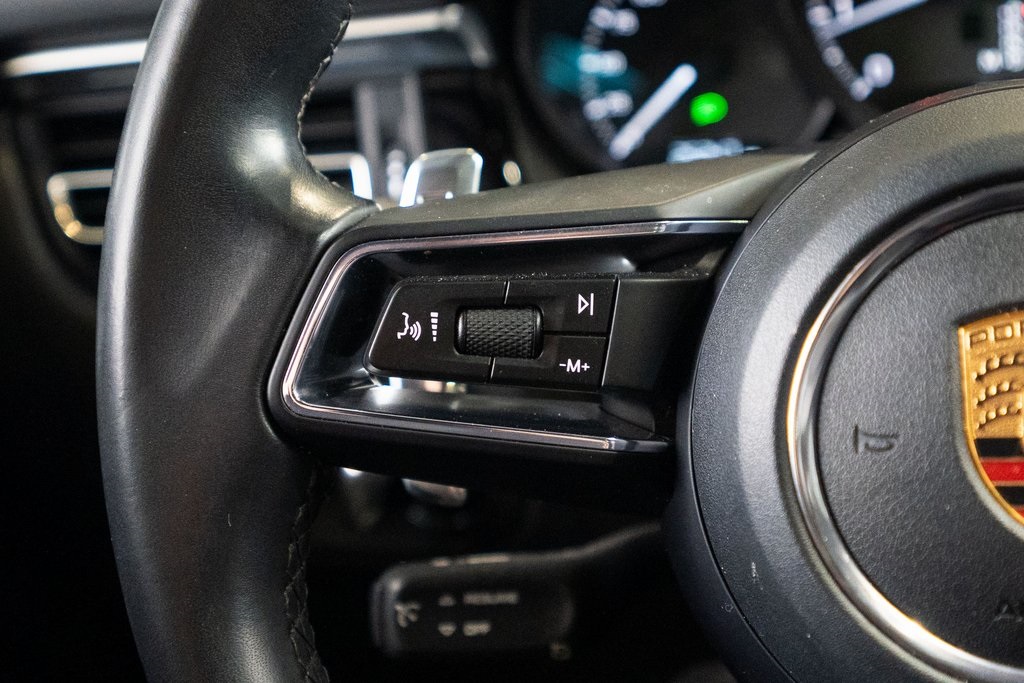 2022 Porsche Macan Base Image 32 of 38