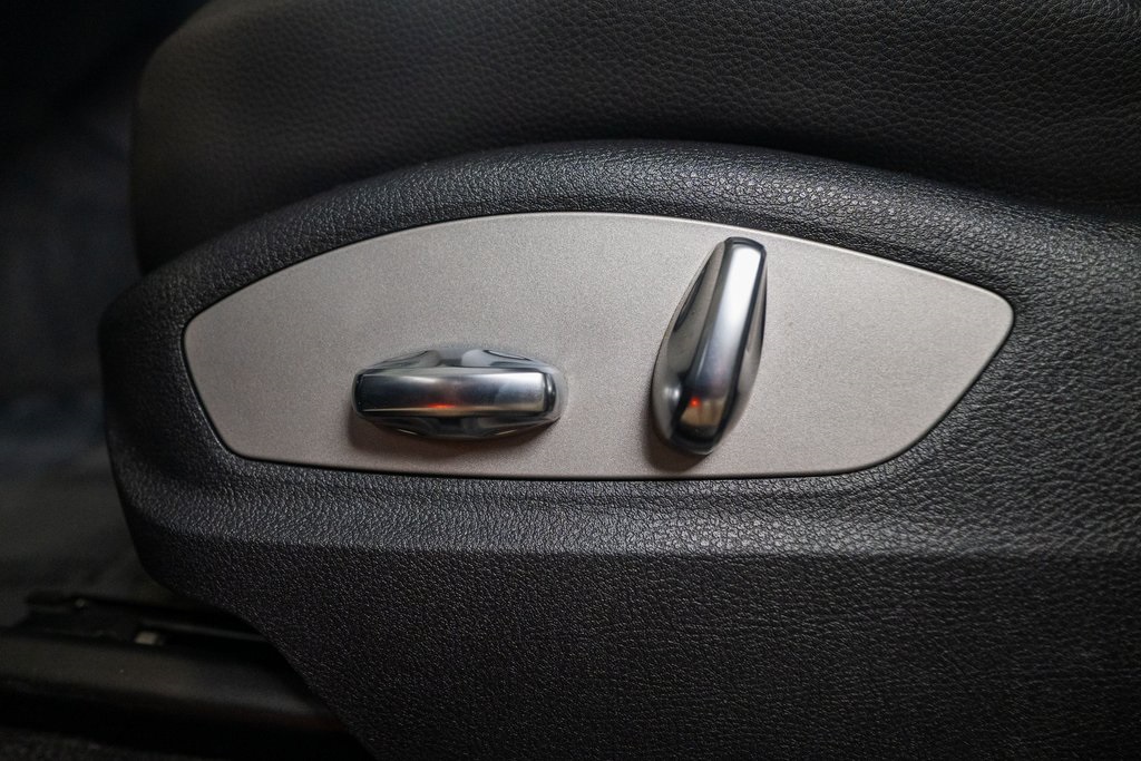 2022 Porsche Macan Base Image 30 of 38