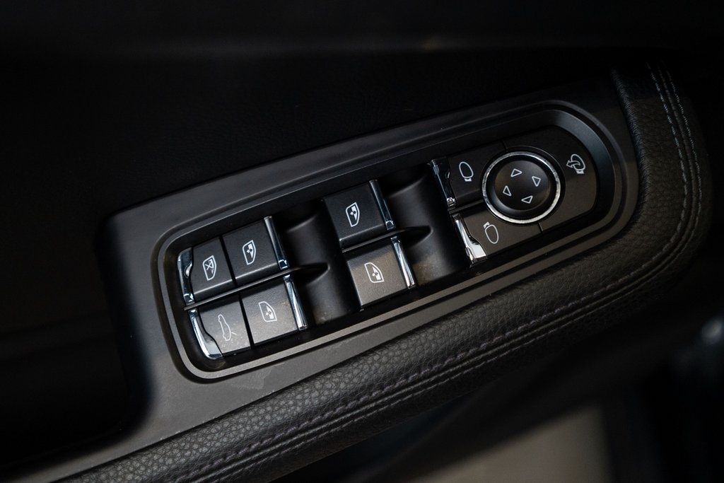 2022 Porsche Macan Base Image 29 of 38