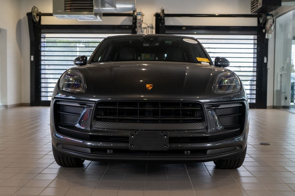2022 Porsche Macan Base Image 2 of 38