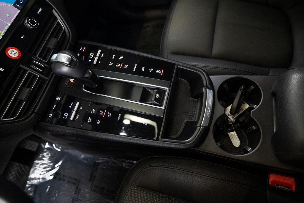 2022 Porsche Macan Base Image 26 of 38