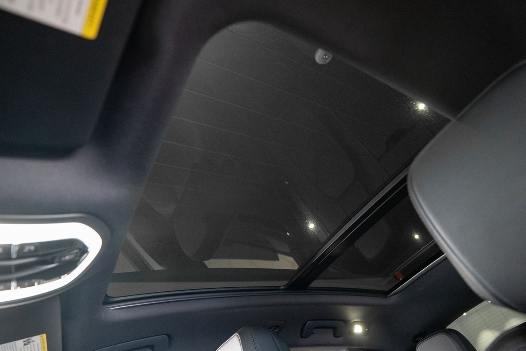 2022 Porsche Macan Base Image 27 of 38