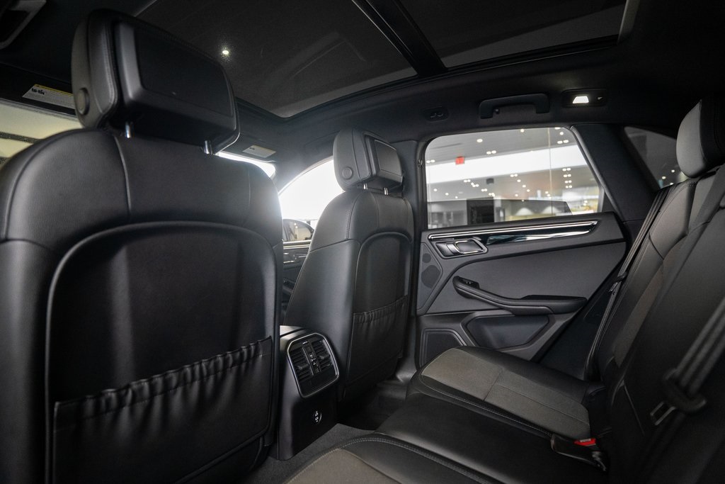 2022 Porsche Macan Base Image 16 of 38