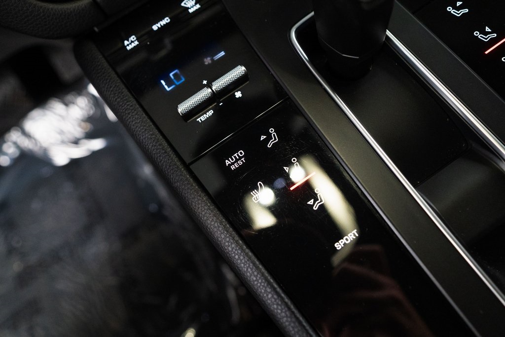 2022 Porsche Macan Base Image 25 of 38