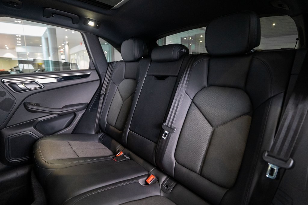 2022 Porsche Macan Base Image 12 of 38