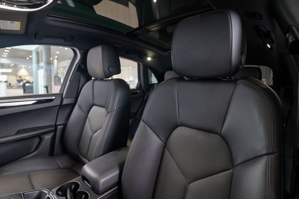2022 Porsche Macan Base Image 15 of 38