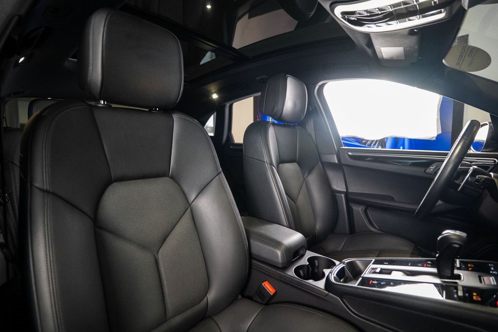 2022 Porsche Macan Base Image 13 of 38