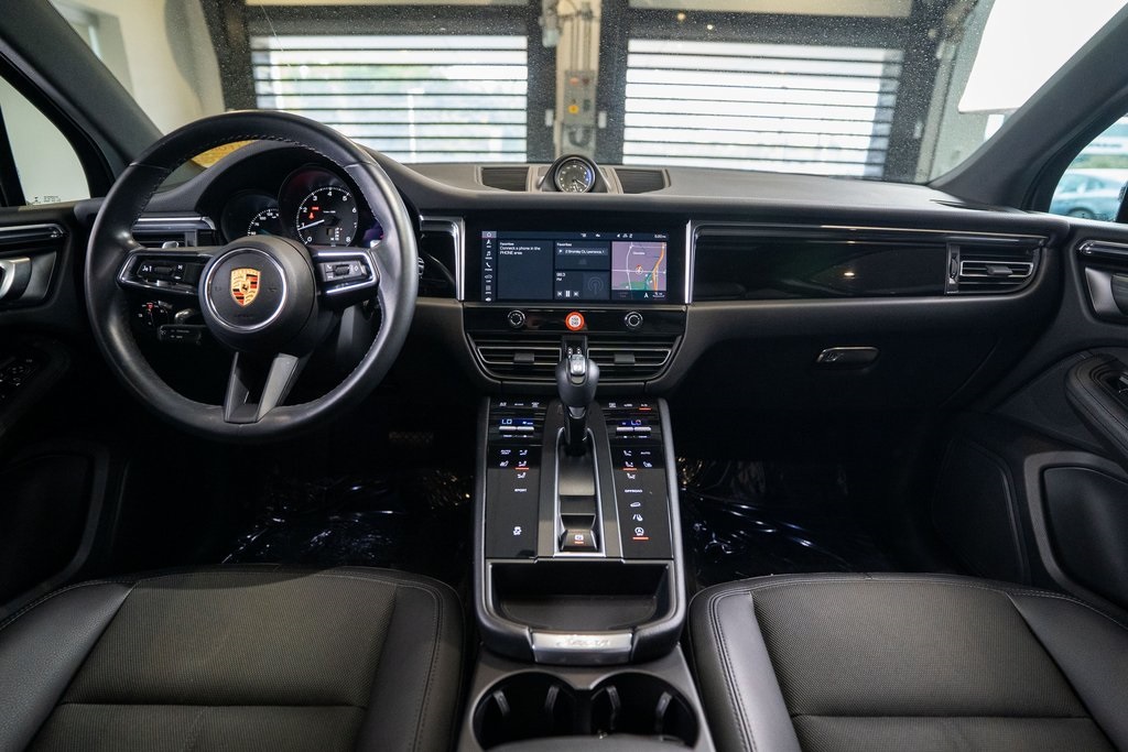 2022 Porsche Macan Base Image 17 of 38