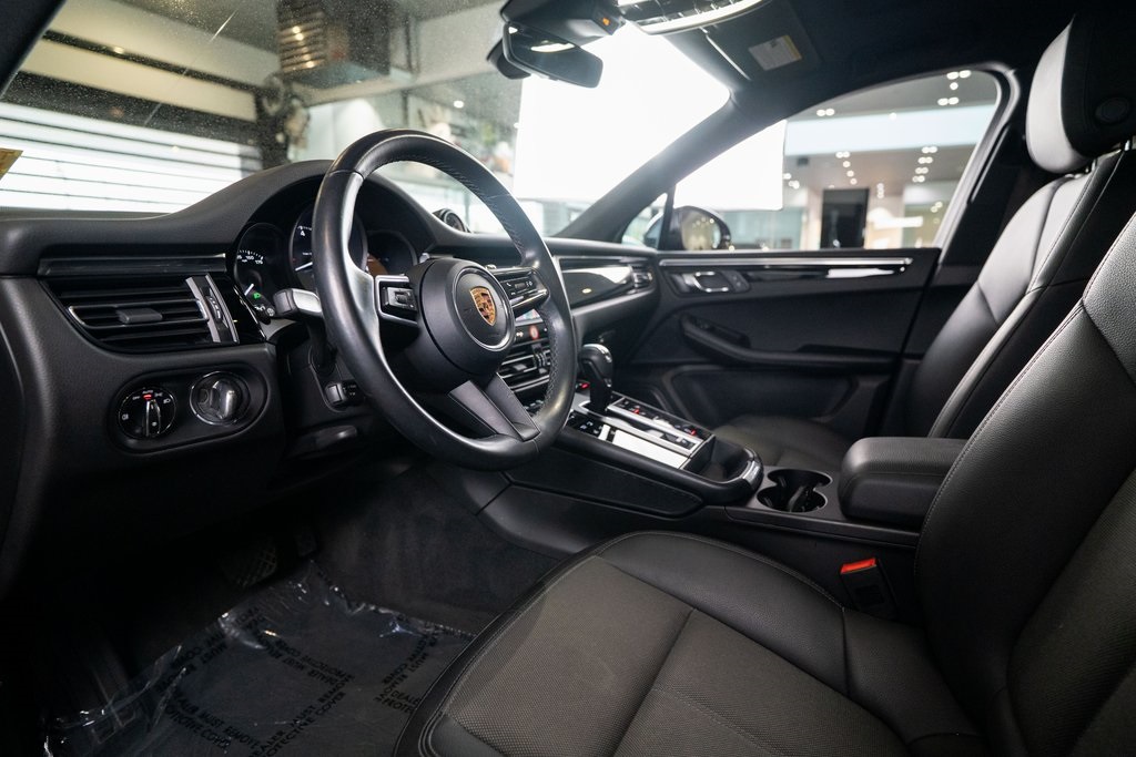 2022 Porsche Macan Base Image 18 of 38