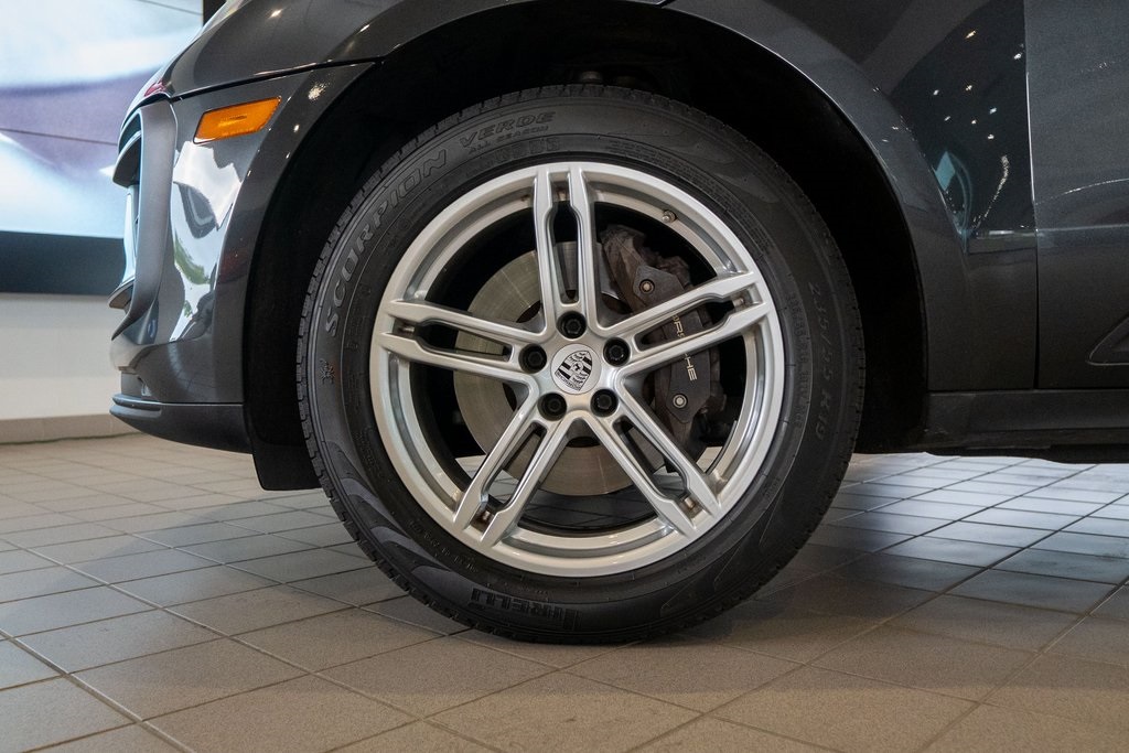 2022 Porsche Macan Base Image 9 of 38