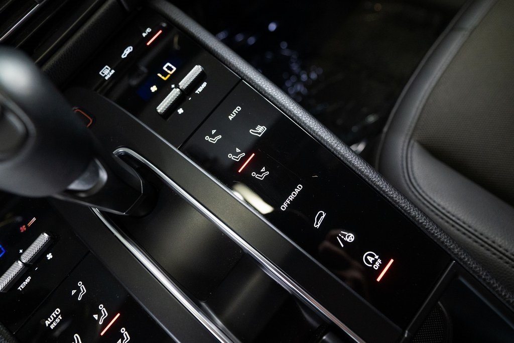 2022 Porsche Macan Base Image 24 of 38