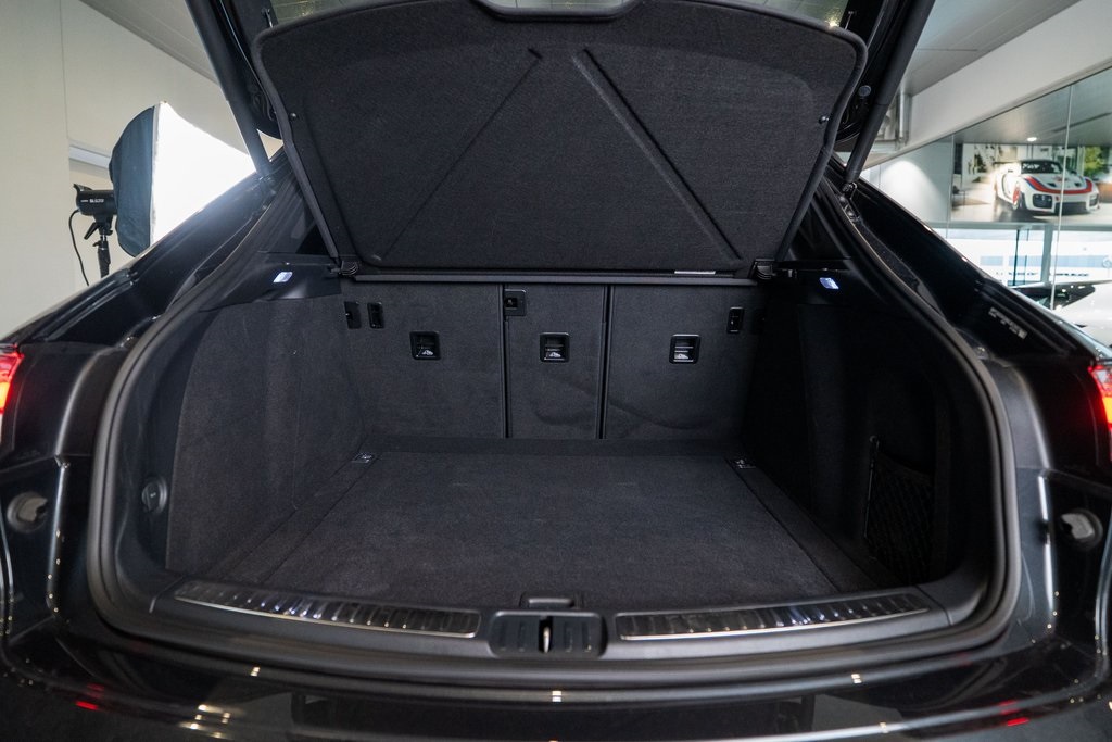 2022 Porsche Macan Base Image 10 of 38