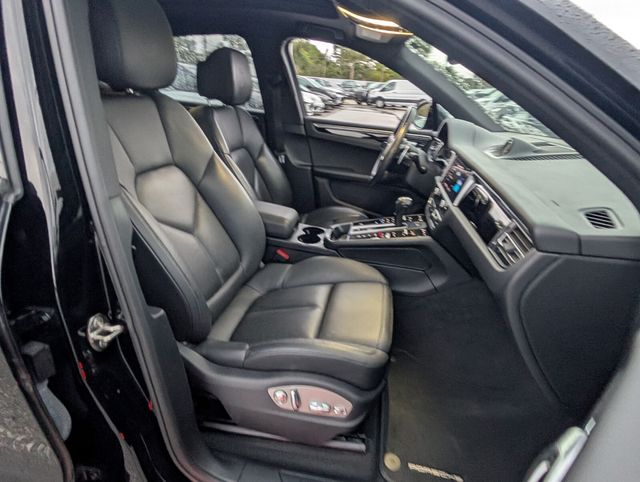 2022 Porsche Macan Base Image 10 of 23