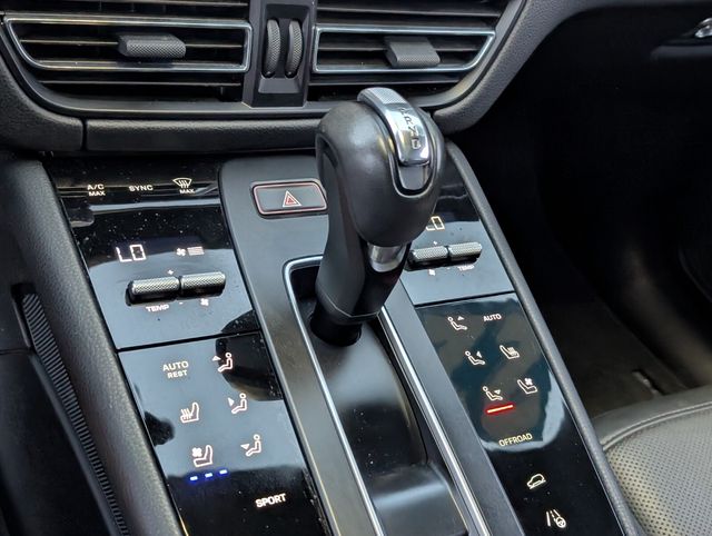 2022 Porsche Macan Base Image 18 of 23