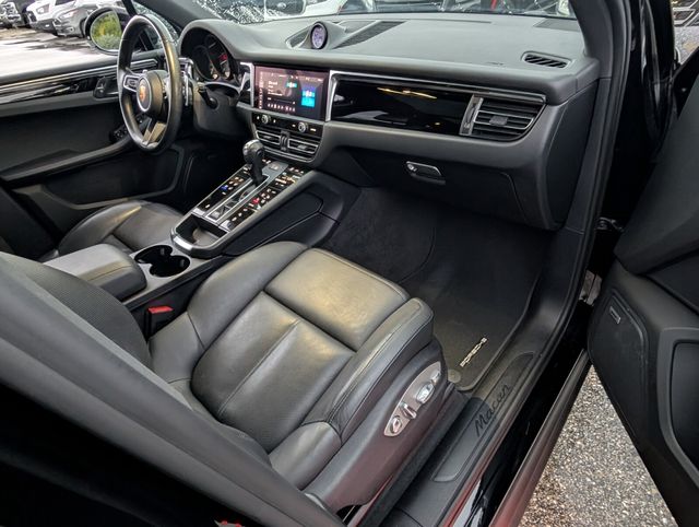 2022 Porsche Macan Base Image 13 of 23