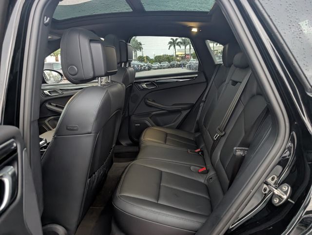 2022 Porsche Macan Base Image 11 of 23