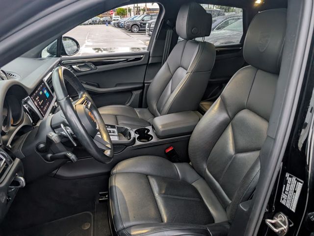 2022 Porsche Macan Base Image 8 of 23