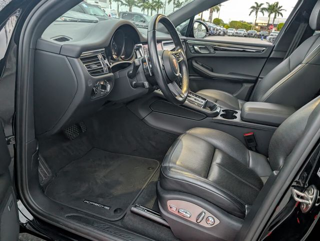 2022 Porsche Macan Base Image 14 of 23