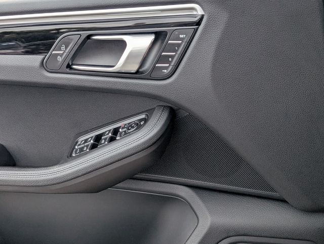 2022 Porsche Macan Base Image 19 of 23