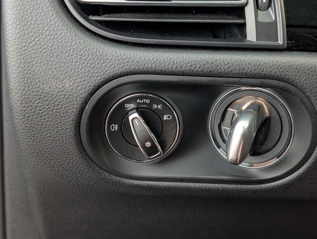 2022 Porsche Macan Base Image 21 of 23