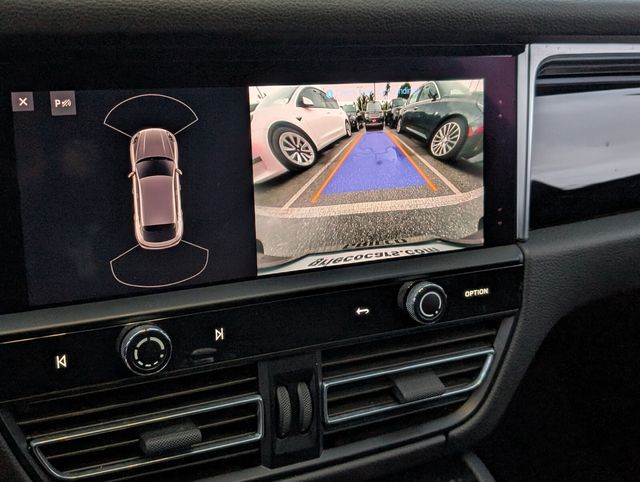 2022 Porsche Macan Base Image 17 of 23
