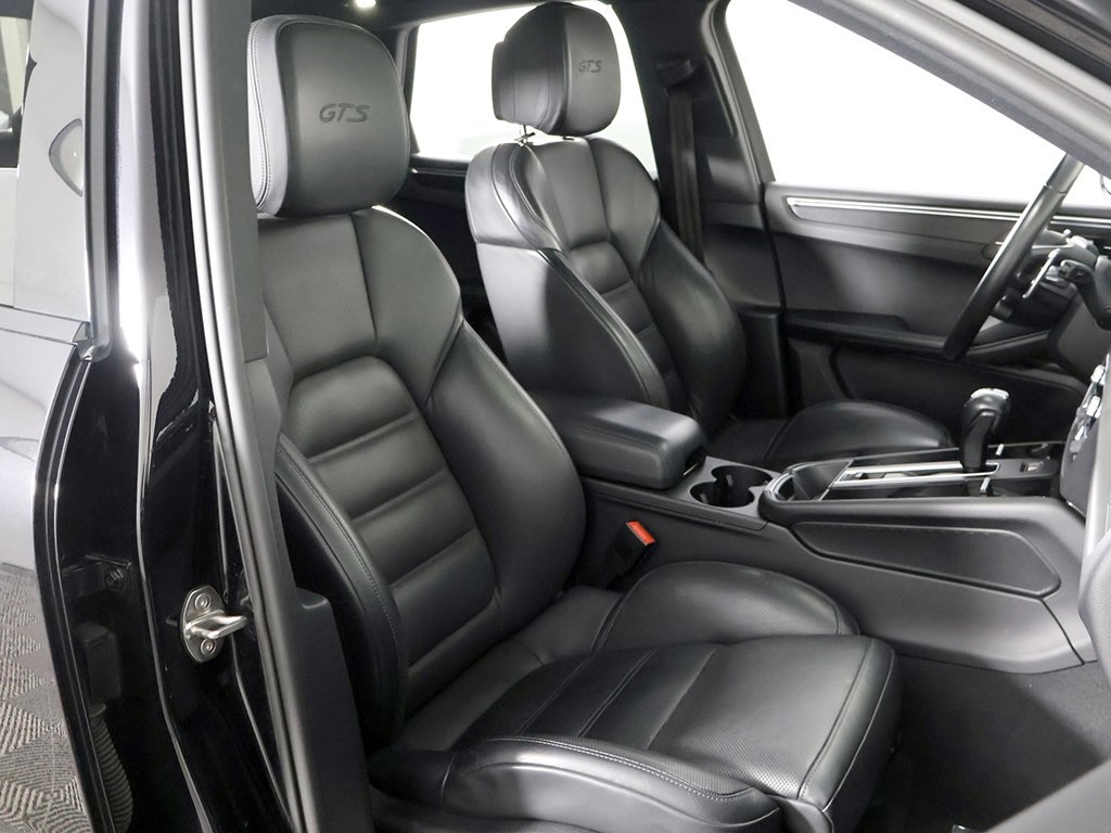 2022 Porsche Macan GTS Image 18 of 64