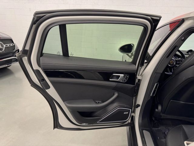 Vehicle image 31 of 33