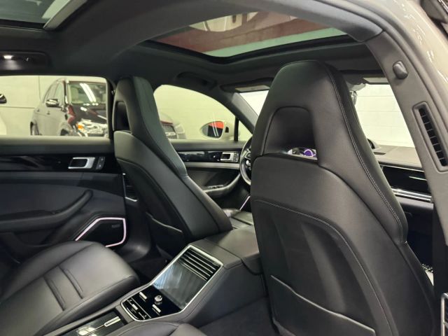Vehicle image 18 of 33