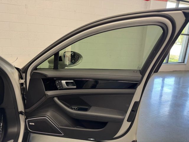 Vehicle image 24 of 33