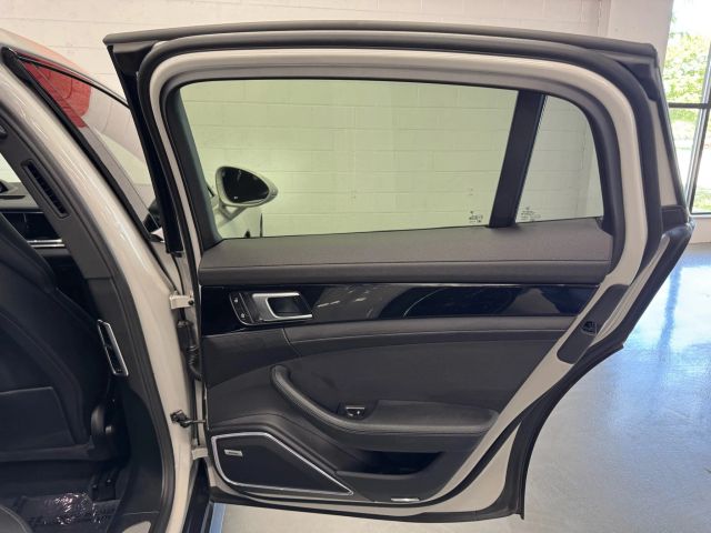 Vehicle image 28 of 33