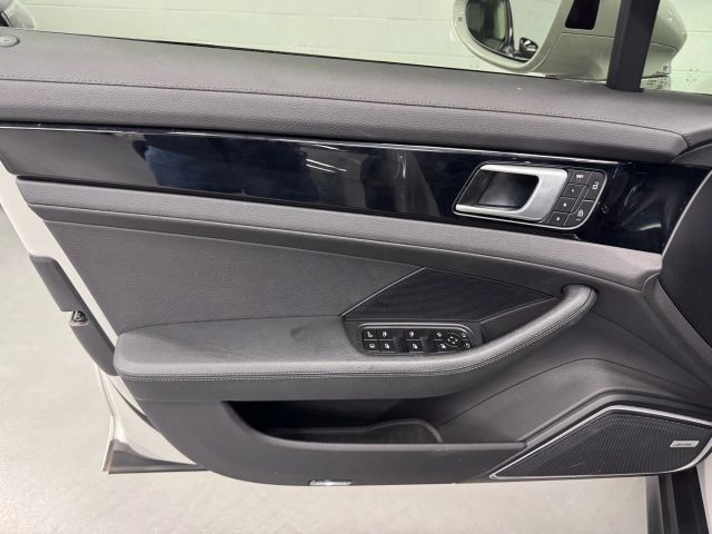 Vehicle image 26 of 33