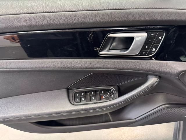 Vehicle image 33 of 39
