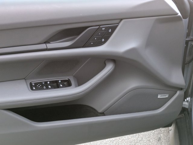 2022 Porsche Taycan 4S Image 24 of 32