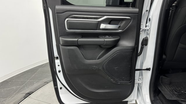 Vehicle image 32 of 41