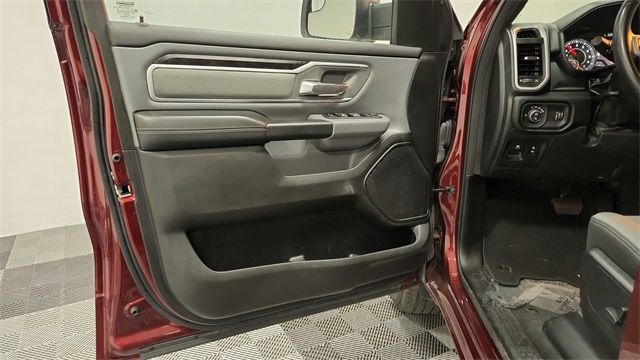 Vehicle image 25 of 50