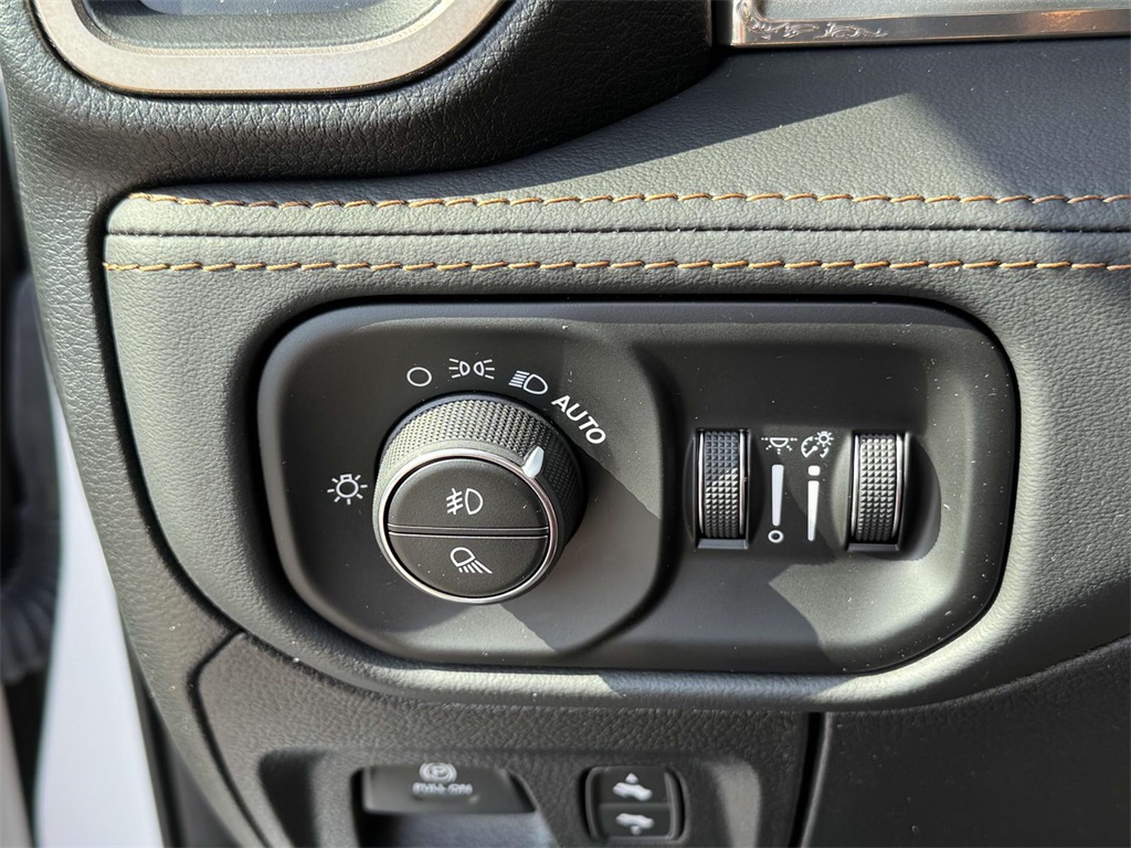 Vehicle image 24 of 30