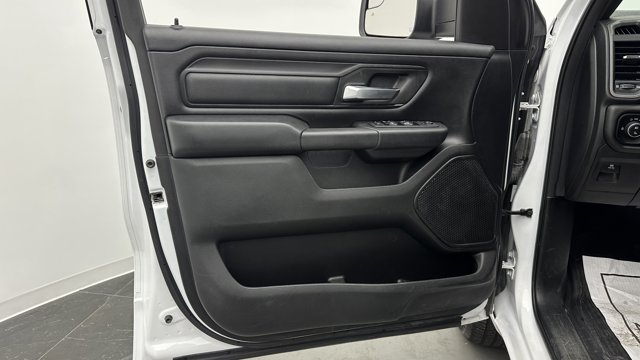 Vehicle image 23 of 33