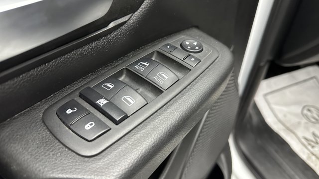 Vehicle image 25 of 33