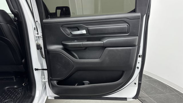 Vehicle image 28 of 33