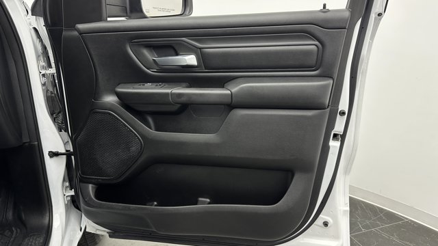 Vehicle image 27 of 33
