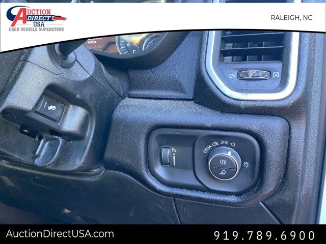 Vehicle image 17 of 28