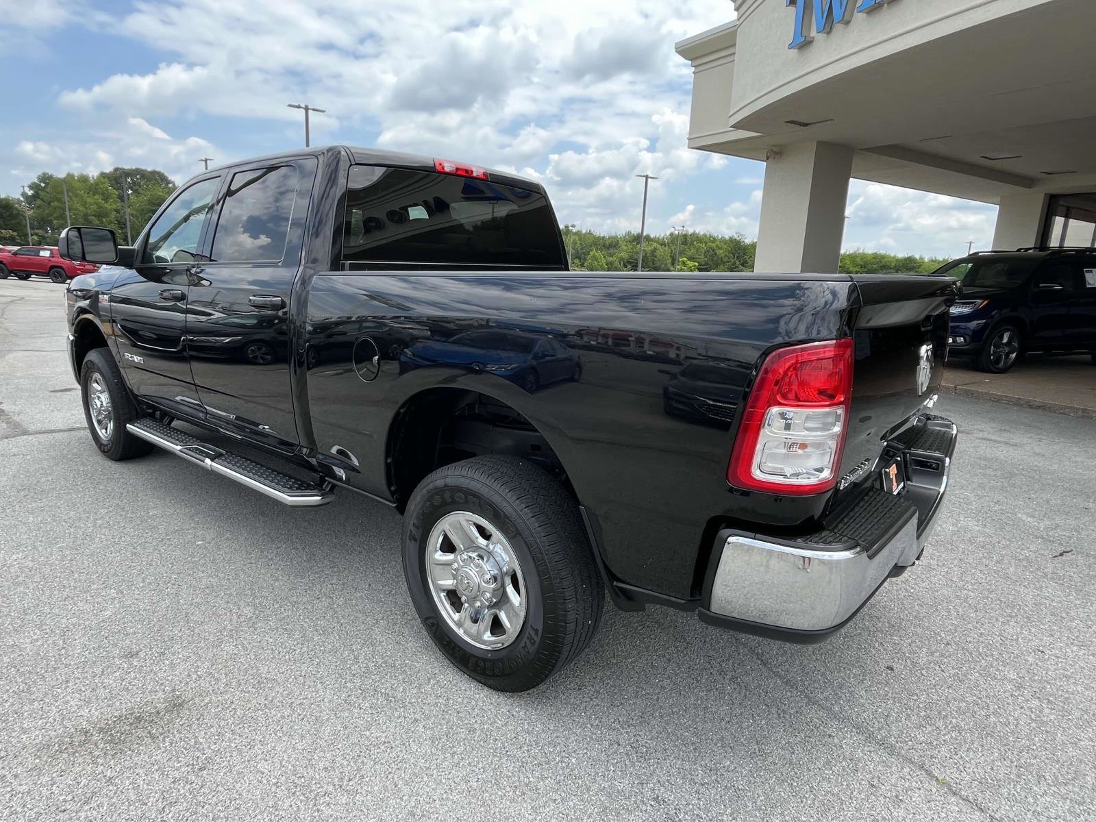 Vehicle image 5 of 25