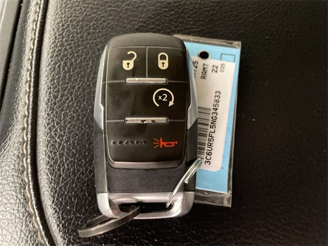 Vehicle image 32 of 43