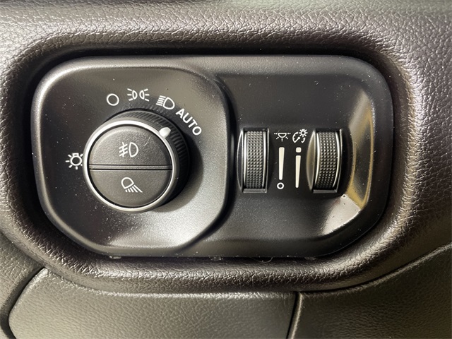 Vehicle image 29 of 43