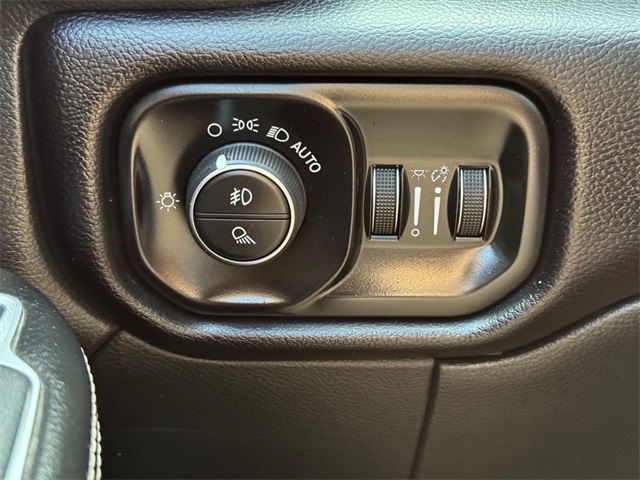 Vehicle image 16 of 24