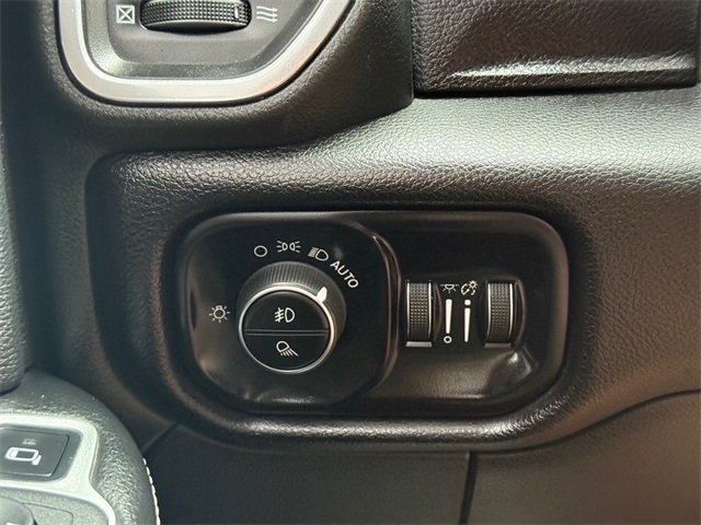 Vehicle image 24 of 27