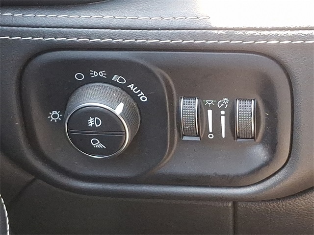 Vehicle image 28 of 34