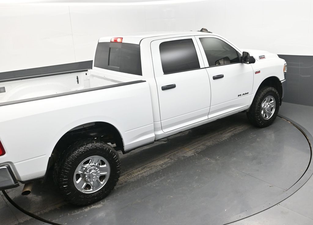 Vehicle image 21 of 40