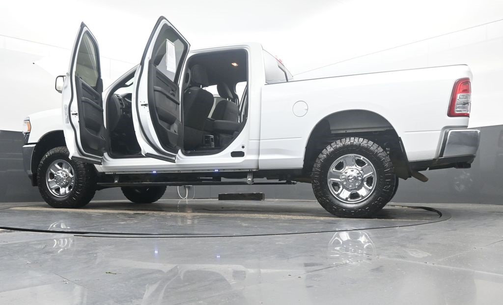 Vehicle image 29 of 40
